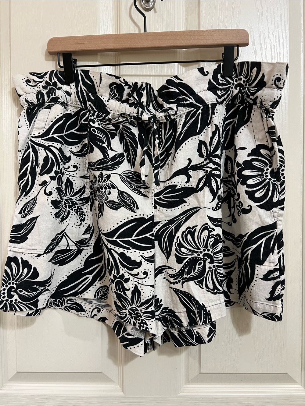 Who What Wear Black and White Floral Paperbag Shorts XXL